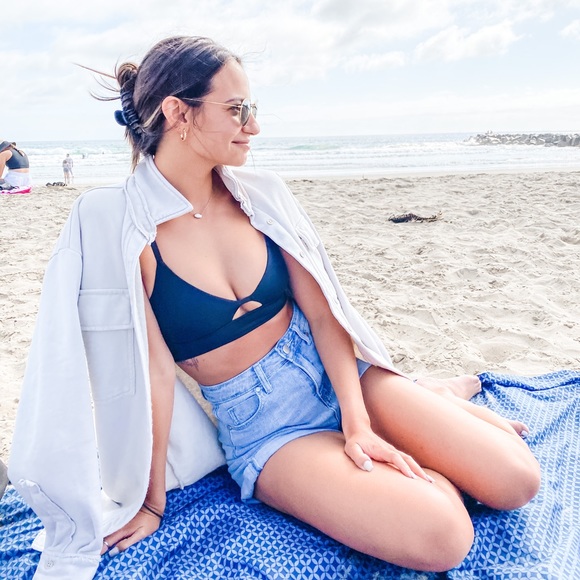 Meet your Posher, Becca - Picture 3 of 3